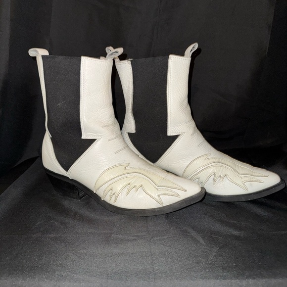 Stylish White and Black leather Women's Boots - Picture 6 of 11